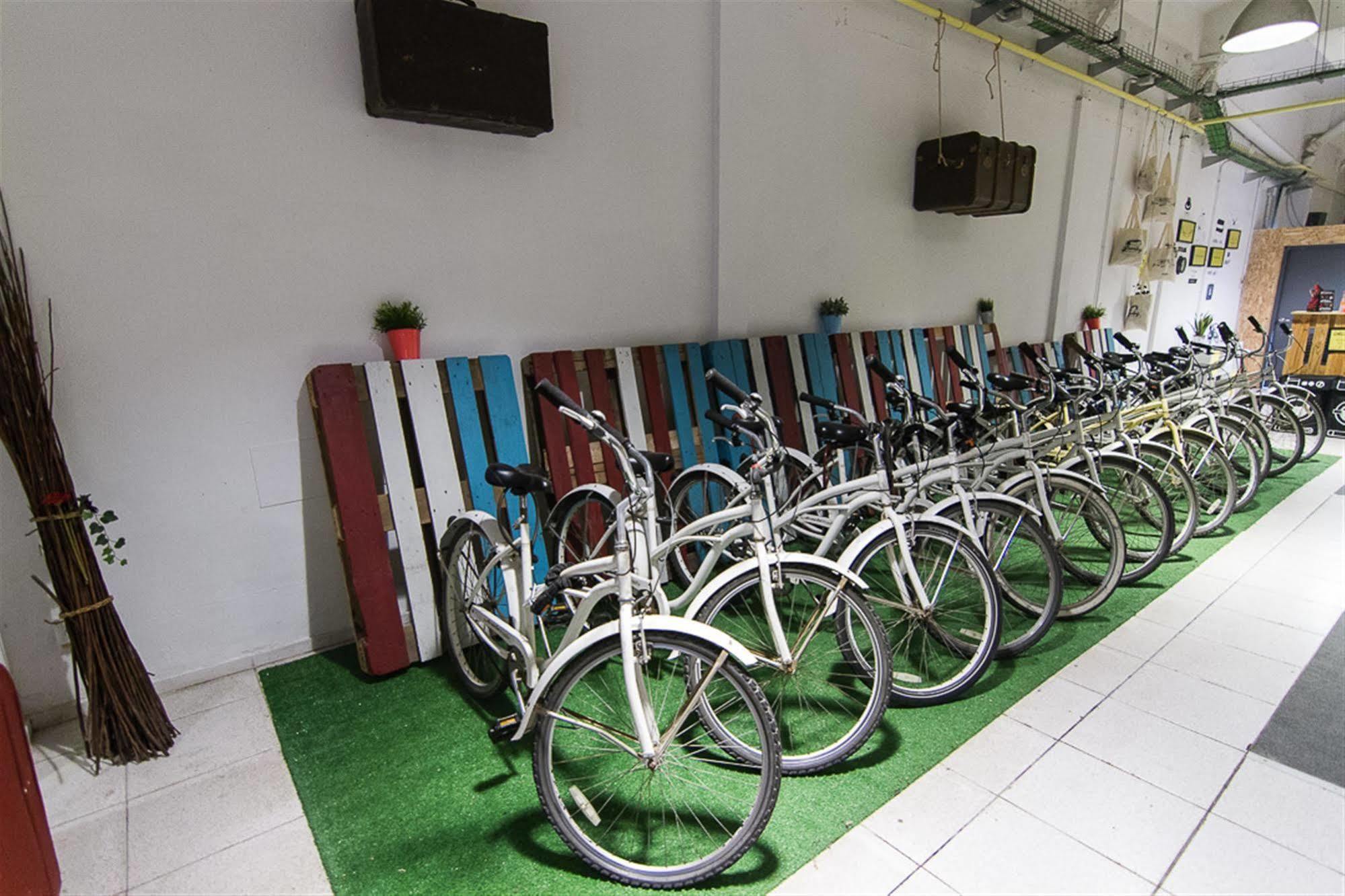 Bed And Bike Barcelona Hostel Exterior photo